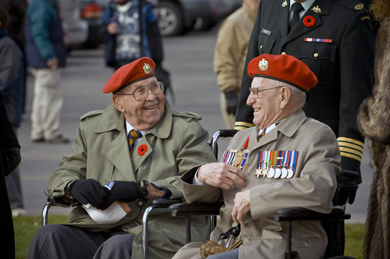 Deux anciens combattants de la Deuxième Guerre mondiale lors de la cérémonie du jour du Souvenir, à Trenton (Ontario), en 2008